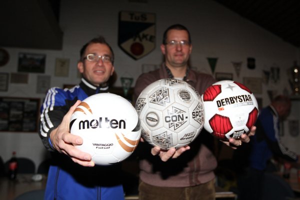 Der "normale" und der Hallenfußball: Dirk Vögeli, Jugendleiter des TuS Brake, und Schiedsrichter Stefan Meyer-Einsfelder (rechts) präsentieren die Größe 4 für das Spiel unterm Dach (links und rechts) im Vergelich zum "5er" (Mitte) für draußen. Noch entscheidender ist jedoch, dass die "Indoor-Bälle" sprungreduziert sind. - © Sebastian Lucas