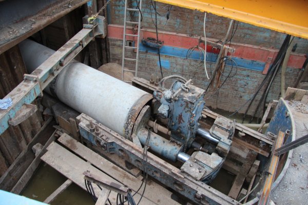 Der Bohrkopf steckt im bereits gegrabenen Tunnel. Er kann aber das Rohr nicht weiter vortreiben, weil er auf ein Hindernis gestoßen ist, möglicherweise auf einen Findling. Das muss jetzt freigegraben werden. - © Schwarzer