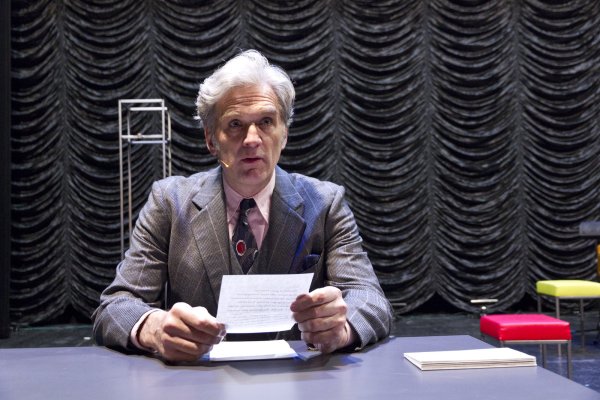 „Prost, Onkel Erich!“: Walter Sittler hat sich im ausverkauften Landestheater als charismatischer Darsteller mit äußerst präzisem Timing präsentiert. - © Beckschäfer