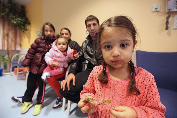 Zur Untersuchung im Detmolder Klinikum: Christina, Claudia und Radiza (von rechts) sind mit ihren Eltern Miriana Asilowitz und Serdan Stoik gekommen. - © Vera Gerstendorf-Welle