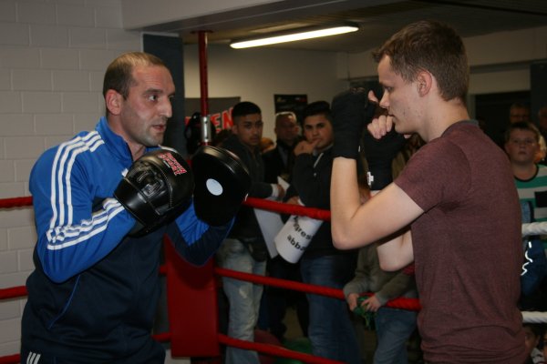 Konzentration im Ring: David Markowitsch (links) trainiert die Jugendlichen, hier mit Alexander James Large (rechts). - © Sandra Castrup