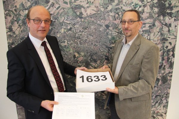 Klinik-Betriebsrat Matthias Müller (rechts) übergibt die Unterschriften an Bürgermeister Rainer heller. Foto: Koch
