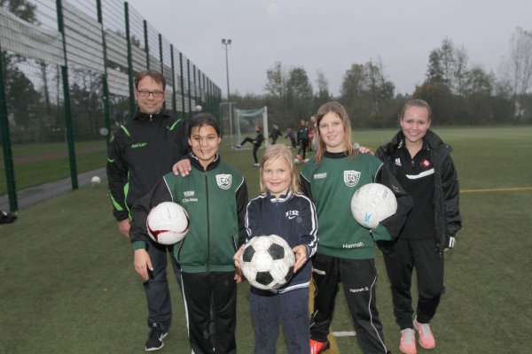 "Manager" Mike Krüger mit Chiara Alea Kahs, Jule Suermann, Hannah Suermann und Trainerin Madleen Gandzior. - © Sebastian Lucas