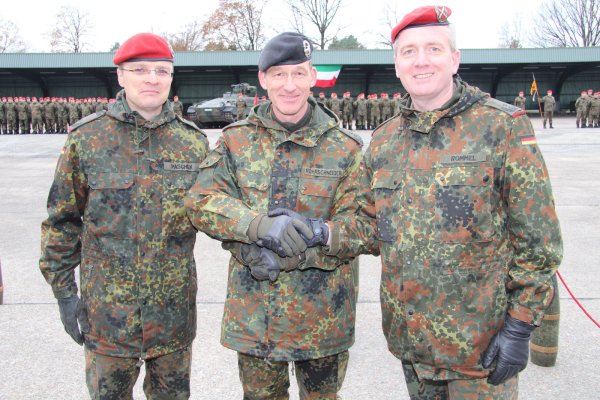 Übernimmt die Führung für die letzten Tage des Artilleriebataillons: Oberstleutnant Roman Paschek (links). hier mit Brigadekommandeur Oberst Kai Ronald Rohrschneider und dem scheidenden Kommandeur der Panzerartillerie, Oberstleutnant Alexander Rommel. - © Thorsten Engelhardt