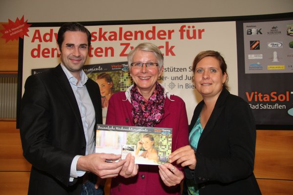 24 lohnende Türchen: "VitaSol"-Geschäftsführer Peter Hagemann und Marketingleiterin Corinna Will (rechts) präsentieren mit Sabine Redeker vom Kinder- und Jugendhospiz Bethel den Adventskalender, von dessen Verkauf sie sich eine sechsstellige Spendensumme erhoffen. - © Asbrock