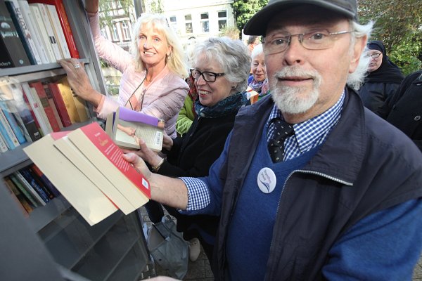 Meier-Ehlers, Brakemeier und Peter-Uwe Witt vor dem Bücherschrank. - © Gerstendorf-Welle