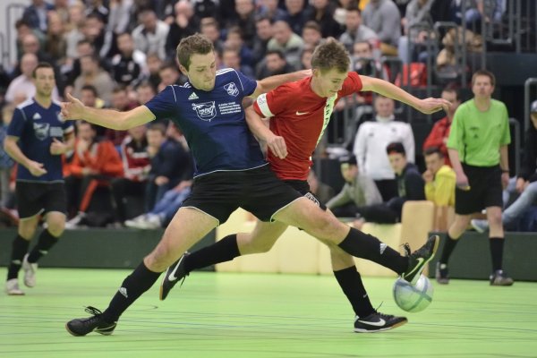Mit Zug am Gegenspieler vorbei: Alexander Felker vom Post-SV Detmold kann mit dem Ball umgehen. - © Egon Penner