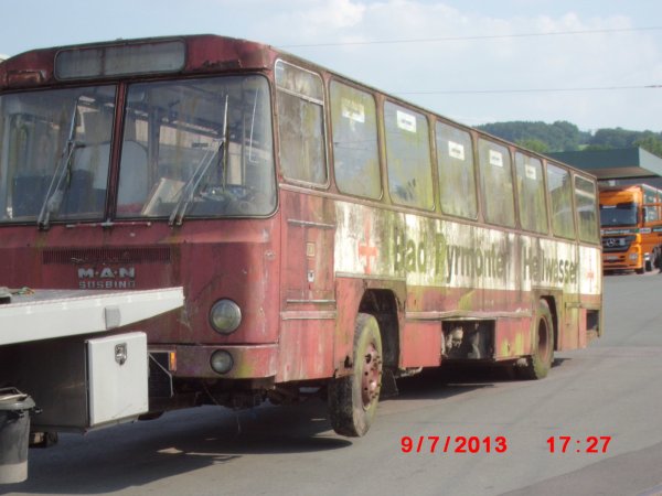 Ein Bus am Hänger: Das ehemalige Linienfahrzeug, Baujahr 1972, ist im Sommer 2013 in schlechtem Zustand auf dem Betriebshof der Verkehrsbetriebe Extertal angekommen. 30 Jahre hatte es auf einem Hof vor sich hin gerostet. - © Privat
