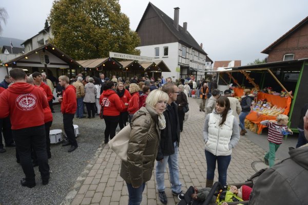 Bekannte und Freunde treffen: Immer wieder ein Grund die besondere Elbrinxer Markt-Atmosphäre zu genießen. - © Krull
