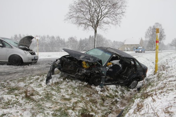 Die Feuerwehr musste den schwerverletzten Mann aus seinem Opel befreien. Zur Unfallursache laufen noch die Ermittlungen. - © Hobein