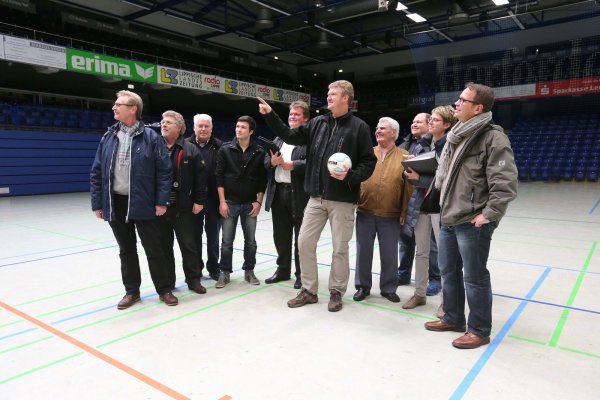 Dort sitzen die Zuschauer: Hallenwart Stefan Pieper (mit Ball) weist (von links) Gottfried Dennebier, Werner Fritzensmeier, Friedhelm Stickdorn, Lucas Gehrmann, Ingo Sperlich, Dieter Sundermann, Sven Krause, Kirsten Bröker und Ralf Fasse ein. - © Cohen