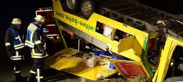Verunglückt: Dieser Grillwagen hatte sich bei Paderborn überschlagen. - © MARC KÖPPELMANN