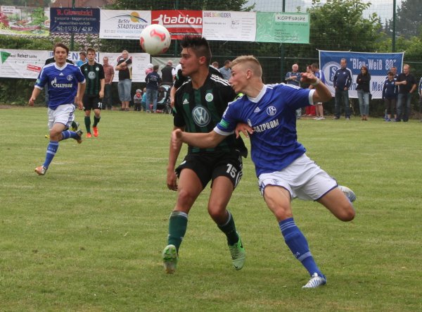 Felix Platte (rechts) im S04-Dress bei einem Testspiel gegen Wolfsburg. Schalke siegte in Brakelsiek 2:0. - © Lucas