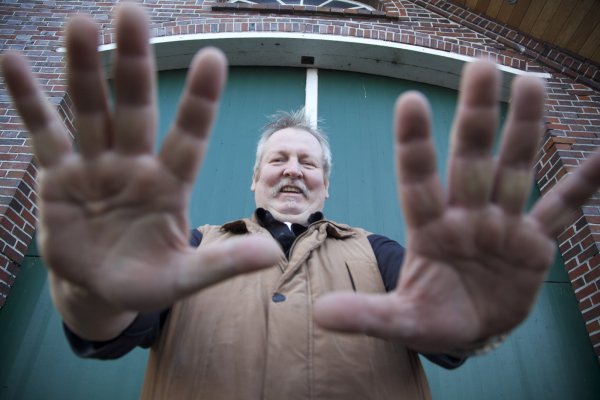 Tamme Hanken ist einer der gefragtesten Pferde-Chiropraktiker - weit über die Grenzen Deutschlands hinaus vertrauen ihm die Menschen ihre Tiere an. Am 15. April kommt er mit seinem Bühnenprogramm in den Bünder Stadtgarten. - © FOTO: PR