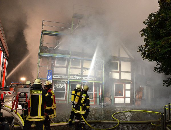 Die Feuerwehr bekämpft den Brand in dem Fachwerkhaus. - © Foto: Polizei