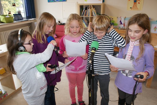 Immer ins Mikro: Vivien, Jacqueline, Leonie, Jannis und Mariella (von links) sind für das Hörspiel des Programms zuständig. - © Foto: Benjamin Marquard