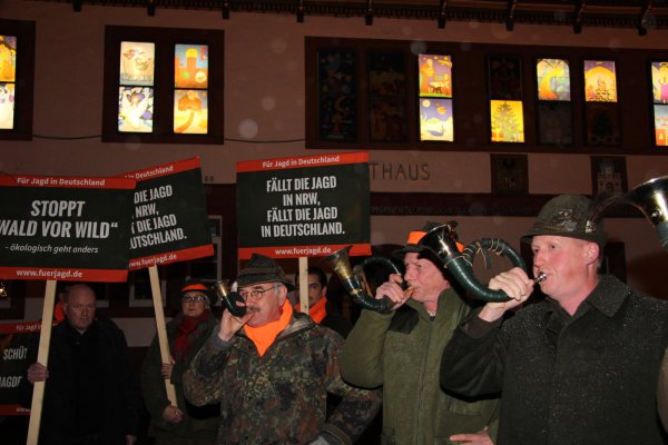 Ungewohnte Töne: Die heimischen Jäger, unterstützt von Jagdfreunden aus Nordlippe, bereiteten den Ratsmitgliedern vor dem Rathaus einen Empfang, um gegen das neue Jagdgesetz zu protestieren und die Lokalpolitiker einzustimmen. - © Schwarzer