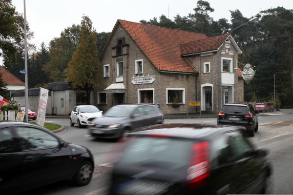 Lieber links: wenn mehr Autos bereits am Kohlpott in Richtung Nordring abbögen, könnte das den Heidenoldendorfer Ortskern von Durchgangsverkehr entlasten. - © Bernhard Preuss