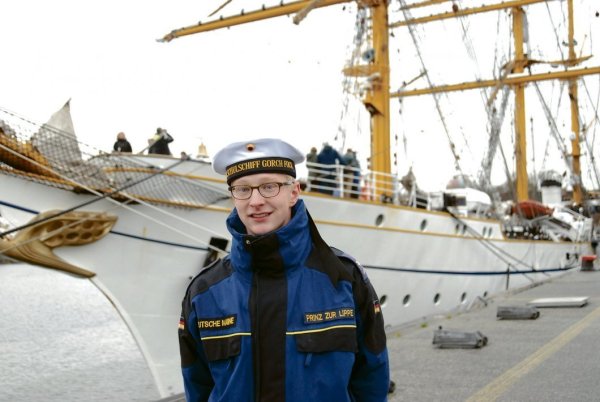 Mit passendem Namensschild: Der 19-jährige Bernhard Prinz zur Lippe steht im Kieler Hafen vor der "Gorch Fock", seinem aktuellen Arbeitsplatz. - © Björn Stähler