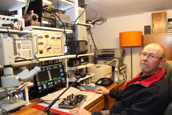 Technisches Hobby: Hagen Becker kann Kontakt mit fernen Ländern aufnehmen. - © Marlen Grote