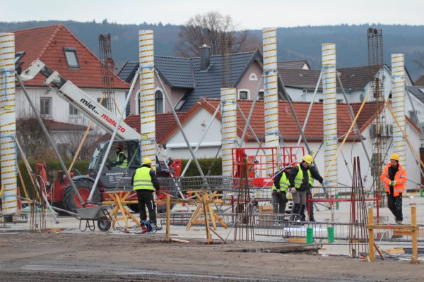 Auf der Baustelle des neuen Fachmarktzentrums am Bruchweg ist sechs Tage die Woche Betrieb. Die Pfeiler werden künftig das Dach des Gebäudes stützen.