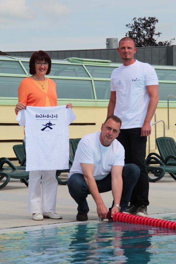 Alles ist vorbereitet: DLRG-Ortsgruppenleiter Manfred Krumsiek (knieend) trennt eine der Schwimmbahnen ab - auch Renate Dalbke von den Stadtwerken und der Fachbereichsleiter Bäder, Christian Piechuta, freuen sich auf das 24-Stunden-Schwimmen im Eau-Le. - © Brand