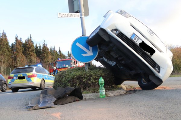 An die Ampel gelehnt: Nach dem Unfall lag das Auto auf der Fahrerseite. Um den Fahrer aus dem Auto zu bergen, haben Ersthelfer das Auto auf die Seite gekippt. - © Sigurd Gringel