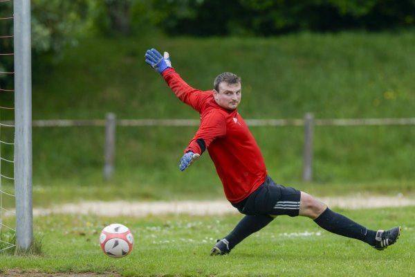 Hält sein Team hier noch im Spiel: TSV-Torwart Robert Kimmel sieht im nächsten Moment, dass das Leder äußerst knapp am Tor vorbei geht. Wenige Minuten später pariert er einen Foulelfmeter. - © Egon Penner