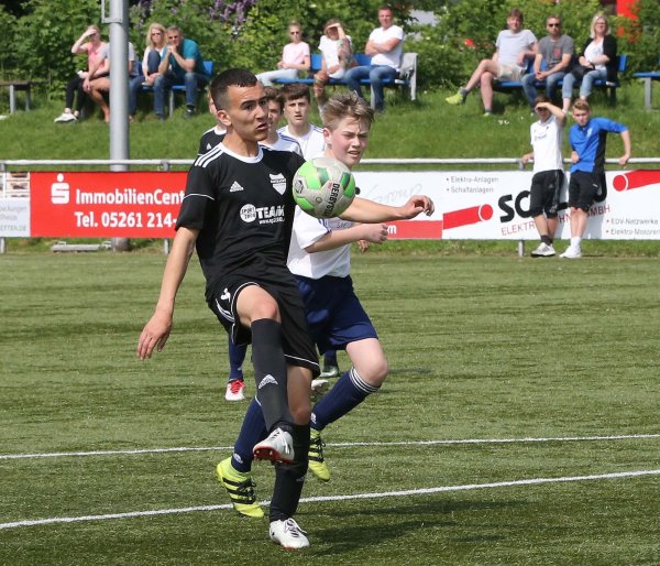 Die Blicke richten sich auf den Ball: Jerxens Issam Oulali (schwarzes Trikot) ist vor dem Lemgoer Liam Noel Heinemann bei dem C-Junioren-Derby am Ball. - © Paul Cohen