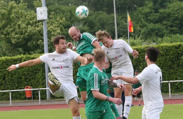 Kopfball-Duell: Necati Kezer (links) und Tobias Schürmann (rechts, beide vom TuS Brake) messen sich mit dem Ahmser Moritz Bringer. - © Paul Cohen