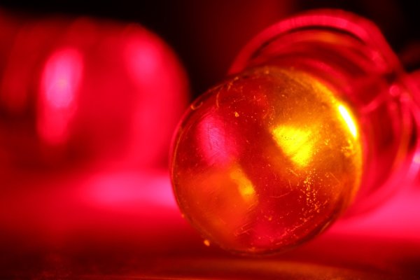 Eine rote Lampe, die Licht nach außen wirft, hatte die Ermittler neugierig gmacht. - © Symbolfoto: Pixabay