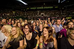 In Ekstase: Das &uuml;berwiegend weibliche Publikum feierte die Songs von Silbermond. Die Band pr&auml;sentierte neben ihren Hits auch Songs vom neuen Album &bdquo;Leichtes Gep&auml;ck". - &copy; Tobias Schreiner