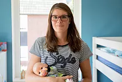 Jennifer mit ihrer Übungspuppe. - © Hilal Ünal