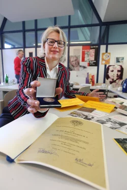 Ihr Herz schl&auml;gt f&uuml;r alte Akten: Archivarin Dr. Bettina J&ouml;rgens m&ouml;chte ihre Begeisterung auch mit jungen Leuten teilen. - &copy; Vera Gerstendorf-Welle