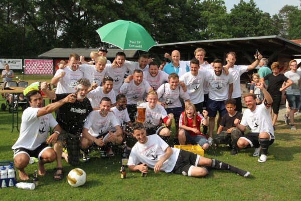 Das Team um Spielführer Johann Felker (vorne, rechts) feiert die Titelverteidigung. Am Samstag standen zudem im Kader: Marcel Zimmer, Cedrik Albrecht, Tobias Stork, Tim Smithen, Enis Cömert, Julien Will, Christian Schiprowski, Bressa De Monteiro, Julian Brune, Johann Sinner, Jan Goldammer, Christoph Rüschenpöhler, Jan Hilbrink, Erdem Cömert und Philip Wichmann. - © Sebastian Lucas