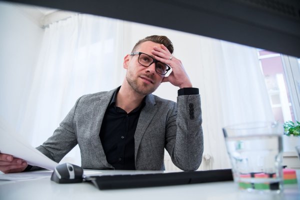 Eine E-Mail nach der anderen, ständig Anrufe und etliche Meetings? Wer im Job ständig abgelenkt wird, sollte sich für Aufgaben, die Konzentration erfordern, Zeitfenster im Kalender blockieren. - © Christin Klose/dpa-tmn