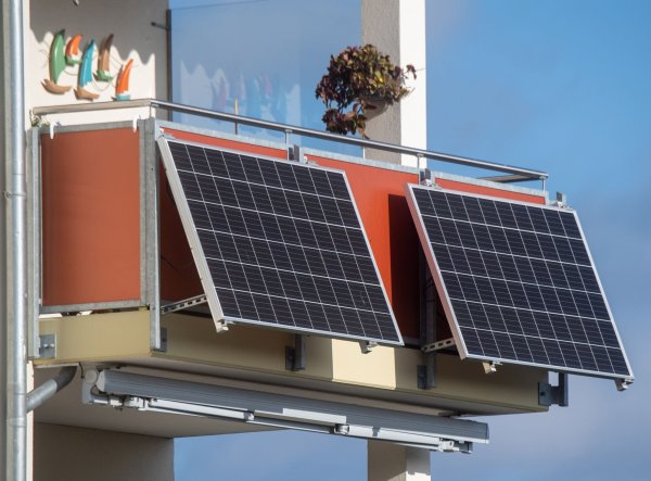Solarmodule für ein sogenanntes Balkonkraftwerk hängen an einem Balkon. - © Stefan Sauer/dpa