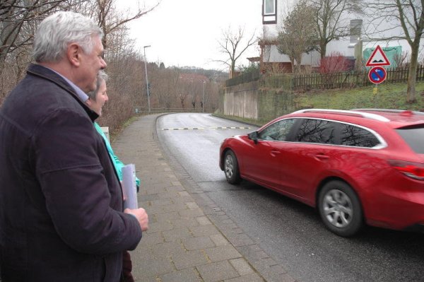 Die Meinungen gehen auseinander: Rolf Schlüter und Ursula Hahne-Eichhornverschaffen sich einen Überblick über die Situation an der Holstenhöfener Straße, um zu einer möglichst einvernehmlichen Lösung zu kommen. - © Foto: Brinkmeier