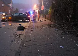 Am Baum rechts schlug der Coup&eacute;-Fahrer mit seinem Wagen ein. - &copy; FOTO: ANDREAS EICKHOFF