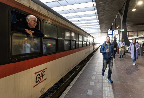 Ein Passagier an Bord des neuen Nachtzuges, der zwischen Berlin, Amsterdam und Brüssel verkehrt, schaut aus einem Zugfenster. - © Eva Plevier/ANP/dpa