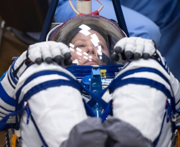 Die Nasa-Astronautin Tracy Dyson lässt den Druck ihres Sokol-Anzugs überprüfen. - © Bill Ingalls/NASA/dpa