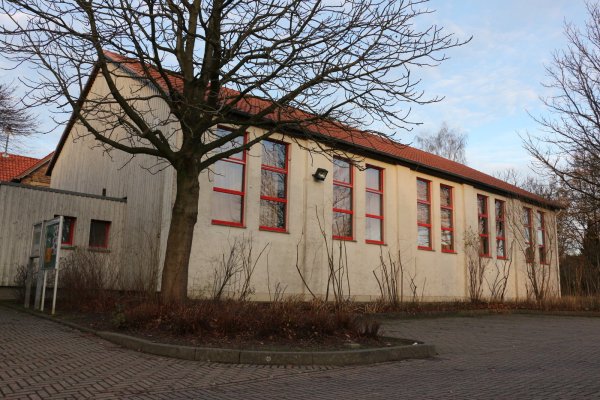Ein Blick auf die Turnhalle Wahmbeckerheide, dahinter liegt der Mehrzweckraum. - © Archiv: Janet König