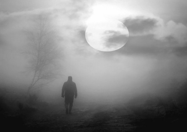 Er kam plötzlich in der Nacht und überfiel Liebespaare auf der Parkbank. - © Symbolbild Pixabay