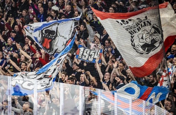 Grund zur Freude bei den Berliner Fans: Die Eisbären stehen unmittelbar vor ihrer zehnten Meisterschaft. - © Andreas Gora/dpa
