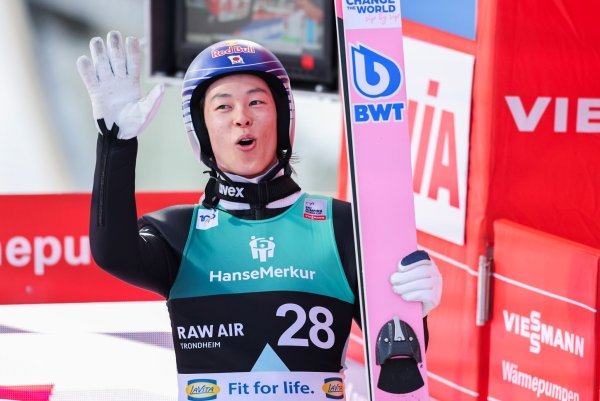 Ryoyu Kobayashi sprang in Island 291 Meter weit. - © Geir Olsen/NTB/dpa