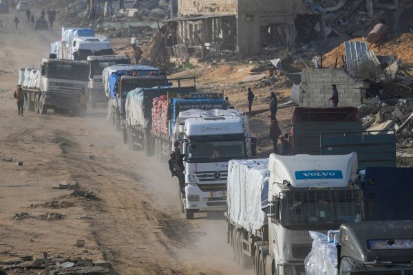 Lastwagen mit Hilfsgütern fahren von Ägypten in den Gazastreifen. - © Abdel Kareem Hana/AP/dpa