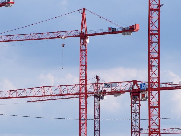 Baukräne werden in den kommenden Jahren seltener zu sehen sein. Laut Forschergruppe Euroconstruct wird sich die Talfahrt des deutschen Wohnungsbaus fortsetzen. (Foto: Illustration) - © Carsten Hoefer/dpa