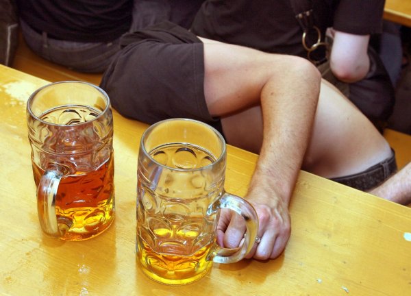 Eine schwere Alkoholvergiftung kann lebensgefährlich sein: Bei Verdacht sollte sofort die 112 gewählt werden. - © Karl-Josef Hildenbrand/dpa/dpa-tmn