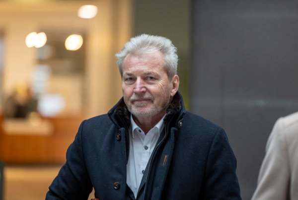 Winterhoffs Verteidigerin wies die Vorwürfe gegen ihren Mandanten zurück. - © Thomas Banneyer/dpa