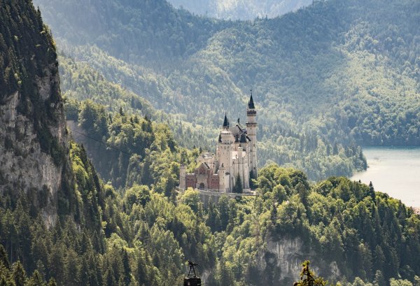 Mehr als eine Million Menschen besuchten 2024 das Schloss Neuschwanstein in Schwangau. (Archivbild) - © Frank Rumpenhorst/dpa